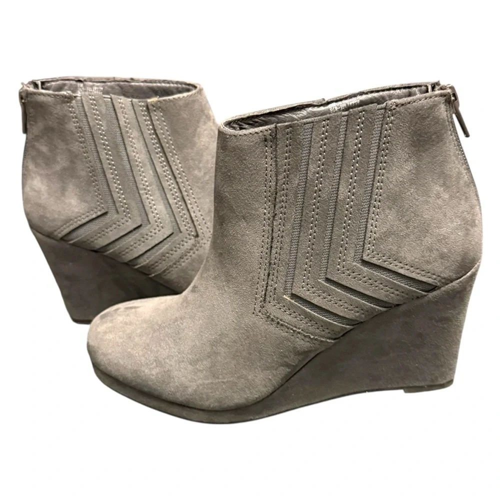 Sugar Juliette Gray Faux Suede Wedge Ankle Booties 6M